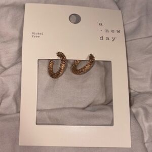 ULTRA-CHIC TEXTURED HOOPS